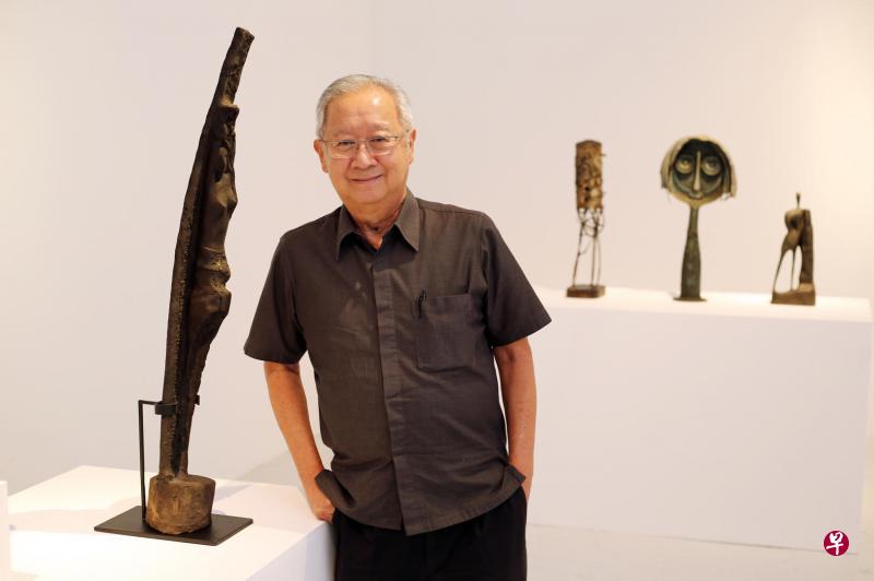 我国收藏家许少全展出钟泗宾12件雕塑。在他身旁的,是钟泗宾一件带抽象色彩的特纤长裸女木雕。 我国收藏家许少全展出钟泗宾12件雕塑。在他身旁的,是钟泗宾一件带抽象色彩的特纤长裸女木雕。