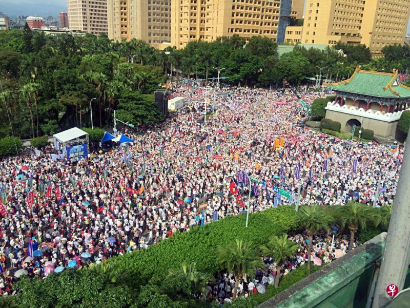 ▲不满被抹黑,近15万名退休及现任军公教人员9月3日头一次走上街头,高呼“反污名,要尊严;抗议蔡英文,霸凌军公教”。(黄耀南提供) ▲不满被抹黑,近15万名退休及现任军公教人员9月3日头一次走上街头,高呼“反污名,要尊严;抗议蔡英文,霸凌军公教”。(黄耀南提供)