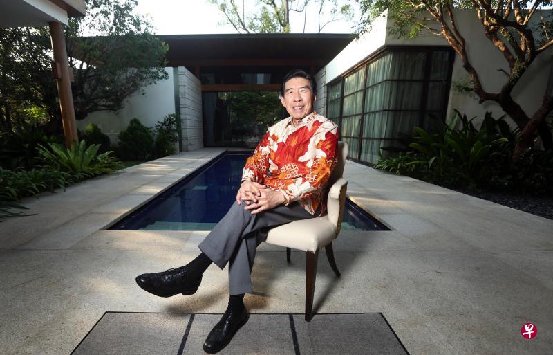 黄世伟于2004年在拍卖会上以近1000万元买下豪宅,占地2万3000平方英尺。两层楼的洋房四周环绕青葱树林,远处小山坡上有棵150年树龄的参天老树。豪宅中央建有一大一小游泳池,一推开大门,凉风习习 ,有风、有水、有树。(萧紫薇摄) 黄世伟于2004年在拍卖会上以近1000万元买下豪宅,占地2万3000平方英尺。两层楼的洋房四周环绕青葱树林,远处小山坡上有棵150年树龄的参天老树。豪宅中央建有一大一小游泳池,一推开大门,凉风习习 ,有风、有水、有树。(萧紫薇摄)