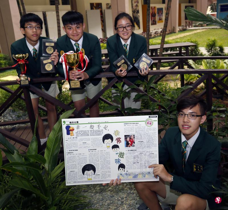 文礼中学中二生黄宇当(左起)、吴钦同、翁慈嬣和黄俊文凭《非一般手足,非常滋味》,赢得全国中学编采比赛低年级组金奖和深度报道奖。(梁麒麟摄) 文礼中学中二生黄宇当(左起)、吴钦同、翁慈嬣和黄俊文凭《非一般手足,非常滋味》,赢得全国中学编采比赛低年级组金奖和深度报道奖。(梁麒麟摄)