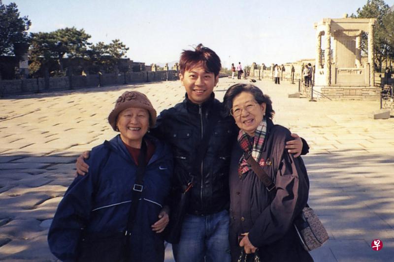 钟庆春(左)2008年和挚友张碧贞(右)到北京旅游,由杨寅(中)担任导游,他乘机与钟庆春建立关系。(档案照片) 钟庆春(左)2008年和挚友张碧贞(右)到北京旅游,由杨寅(中)担任导游,他乘机与钟庆春建立关系。(档案照片)