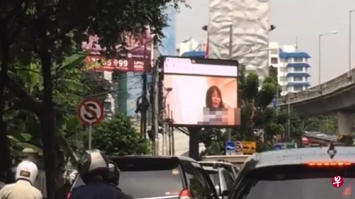 印尼雅加达南区一个大型屏幕上周五下午播放日本色情影片,路人目瞪口呆。(Tribunnews.com) 印尼雅加达南区一个大型屏幕上周五下午播放日本色情影片,路人目瞪口呆。(Tribunnews.com)