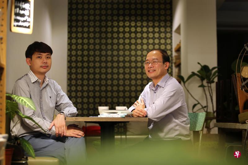 林韦地(左)与黄明恭都认为文学是一辈子的事。 林韦地(左)与黄明恭都认为文学是一辈子的事。