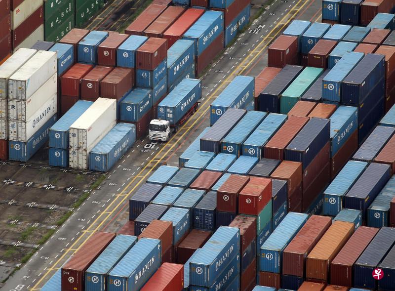 根据新加坡国际港务集团,至少有五艘韩进的船已在本地靠岸卸货。(何家俊摄) 根据新加坡国际港务集团,至少有五艘韩进的船已在本地靠岸卸货。(何家俊摄)