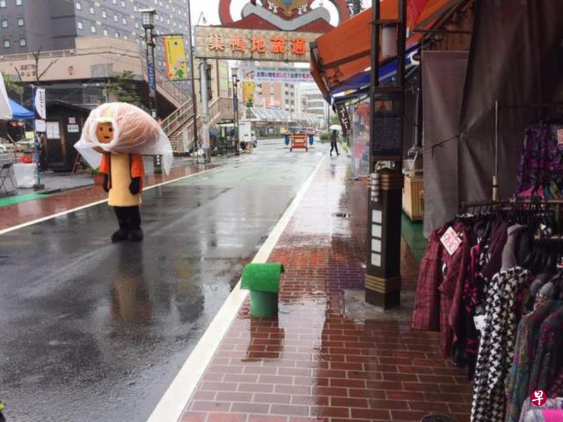 滑次郎最近一张用大胶带套头,默默站在雨后街上的照片,让网民感到蛮锥心的。(互联网) 滑次郎最近一张用大胶带套头,默默站在雨后街上的照片,让网民感到蛮锥心的。(互联网)