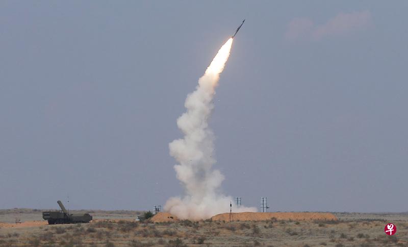 俄罗斯S-300防空导弹系统发射一枚导弹。(路透社) 俄罗斯S-300防空导弹系统发射一枚导弹。(路透社)