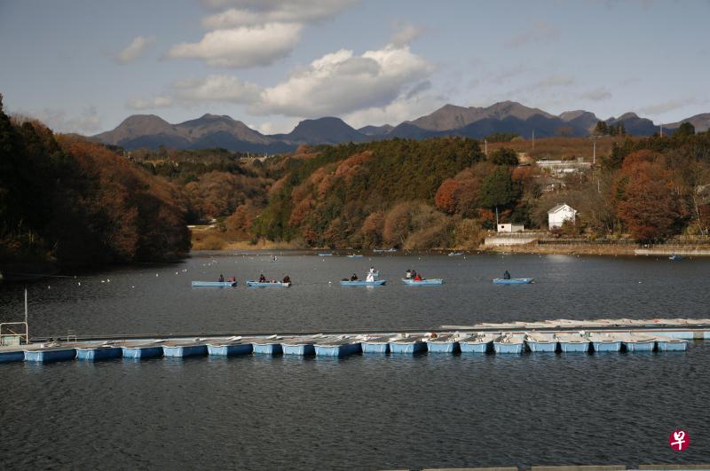 鸣沢湖四季各有特色,气候宜人的秋天在水上泛舟,仿佛置身于人间仙境。(高崎旅游局提供) 鸣沢湖四季各有特色,气候宜人的秋天在水上泛舟,仿佛置身于人间仙境。(高崎旅游局提供)