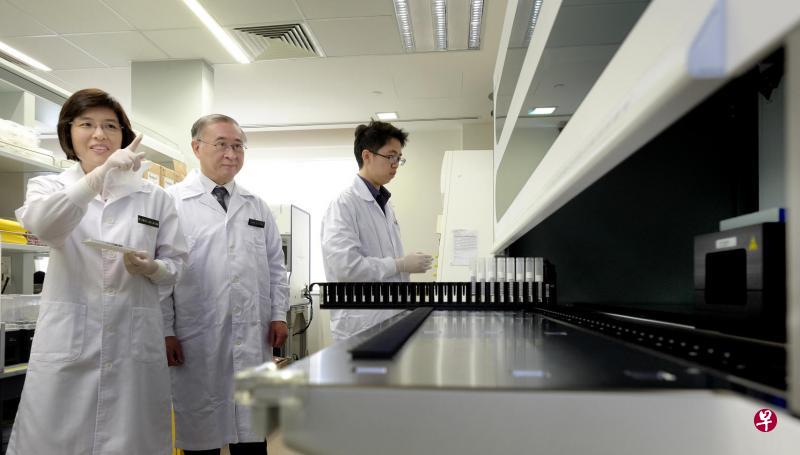 中央医院推出结合子宫颈抹片检查和人类乳头状瘤病毒的DNA测试的检验法,以更准确地检测子宫颈癌。图为中央医院分子病理学主任兼高级顾问医生温伶燕(左)和妇产科高级顾问医生郑春贵教授(中),向媒体讲解医院化验室技术人员陈锦权(右)如何使用化验仪器,从细胞样本提取病毒DNA。(曾坤顺摄) 中央医院推出结合子宫颈抹片检查和人类乳头状瘤病毒的DNA测试的检验法,以更准确地检测子宫颈癌。图为中央医院分子病理学主任兼高级顾问医生温伶燕(左)和妇产科高级顾问医生郑春贵教授(中),向媒体讲解医院化验室技术人员陈锦权(右)如何使用化验仪器,从细胞样本提取病毒DNA。(曾坤顺摄)