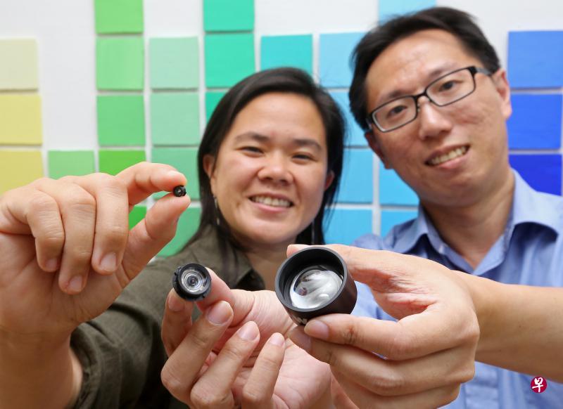 从厚重的外挂镜头到小巧的内置镜头,陈励瀚(左)和章焜霖正一步步朝手机光学变焦镜头的目标迈进。(林国明摄) 从厚重的外挂镜头到小巧的内置镜头,陈励瀚(左)和章焜霖正一步步朝手机光学变焦镜头的目标迈进。(林国明摄)