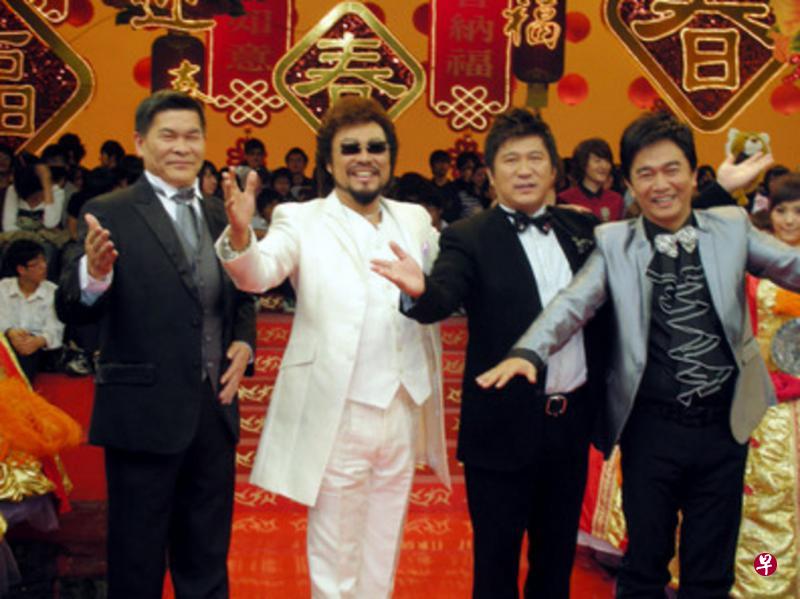 澎恰恰(左起)、张菲、胡瓜和吴宗宪几名台湾综艺大哥,他们见到记者一开口基本已替记者把稿拟好了。(网络图) 澎恰恰(左起)、张菲、胡瓜和吴宗宪几名台湾综艺大哥,他们见到记者一开口基本已替记者把稿拟好了。(网络图)