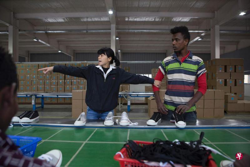 在华坚集团位于埃塞俄比亚首都亚的斯亚贝巴的制鞋厂,中国员工和非洲员工一起在生产线上工作。(法新社) 在华坚集团位于埃塞俄比亚首都亚的斯亚贝巴的制鞋厂,中国员工和非洲员工一起在生产线上工作。(法新社)