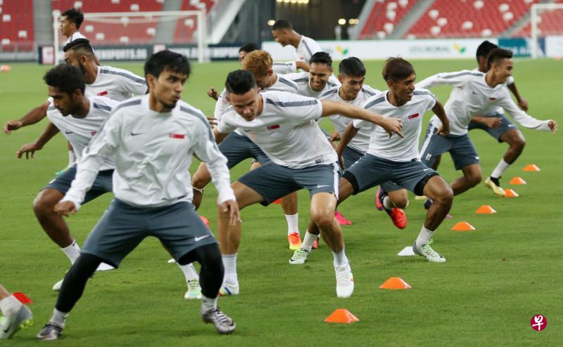 雄狮队员积极备战今晚对垒马来西亚的长堤挑战赛。(谢智扬摄) 雄狮队员积极备战今晚对垒马来西亚的长堤挑战赛。(谢智扬摄)