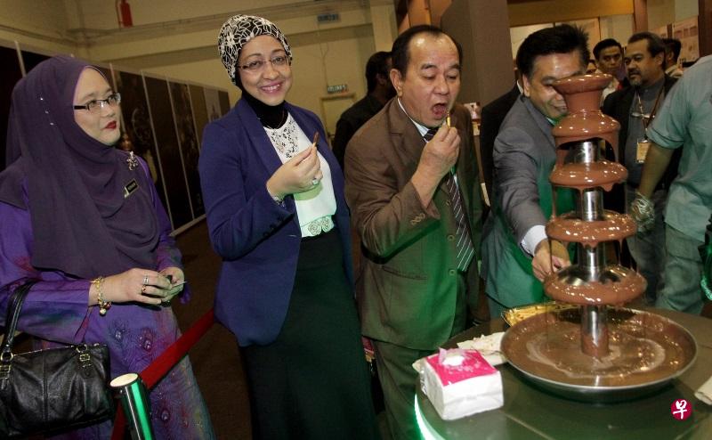 马京马古斯(左三)在活动上品尝“马国可可”品牌的巧克力。(星洲日报) 马京马古斯(左三)在活动上品尝“马国可可”品牌的巧克力。(星洲日报)