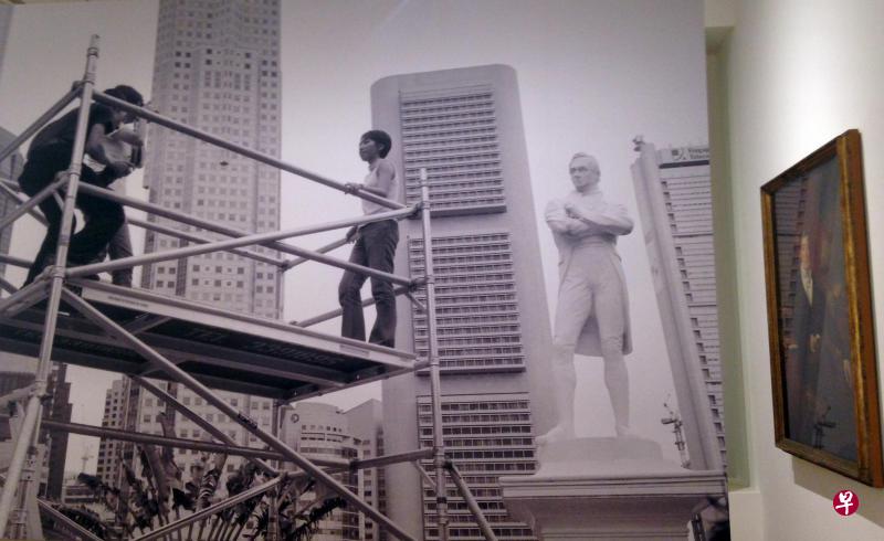 本地艺术家李文2000年在新加坡河的莱佛士塑像旁搭起高台,让观者平视莱佛士,与他合照。(黄向京摄影) 本地艺术家李文2000年在新加坡河的莱佛士塑像旁搭起高台,让观者平视莱佛士,与他合照。(黄向京摄影)