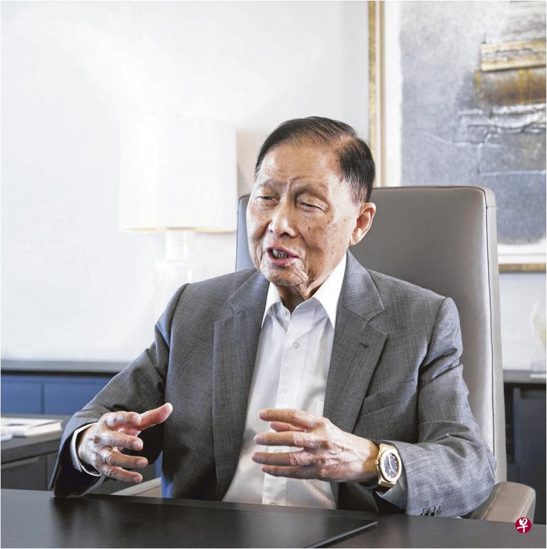 ▲李文正认为,数码科技时代来临,并不意味传统“衣食住行”等服务业将被取代,反之,服务业借助数码科技可发挥更大主导作用。(熊俊华摄) ▲李文正认为,数码科技时代来临,并不意味传统“衣食住行”等服务业将被取代,反之,服务业借助数码科技可发挥更大主导作用。(熊俊华摄)