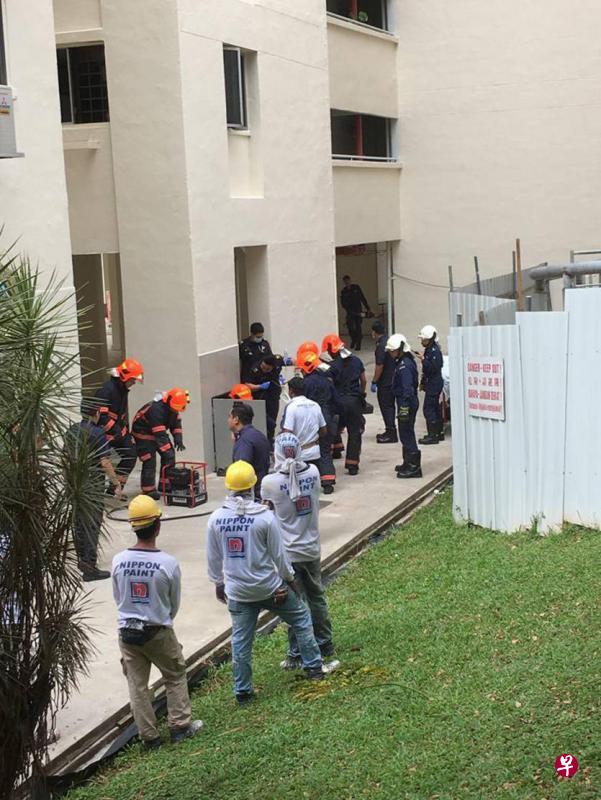 一名客工在组屋垃圾槽里油漆时,疑因吊架故障从高处坠落,他被救出后送院治疗。(取自面簿) 一名客工在组屋垃圾槽里油漆时,疑因吊架故障从高处坠落,他被救出后送院治疗。(取自面簿)