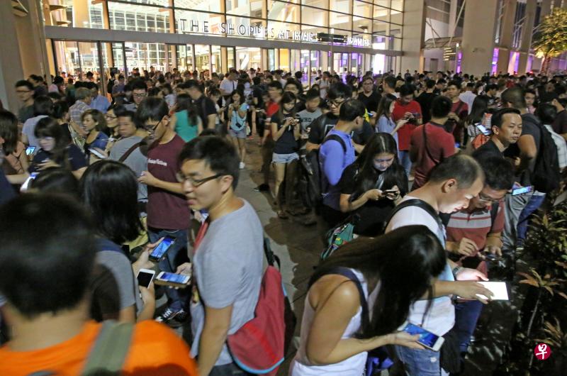 长时间低头玩手机捉“精灵宝可梦”可造成手部疼痛。(档案照) 长时间低头玩手机捉“精灵宝可梦”可造成手部疼痛。(档案照)