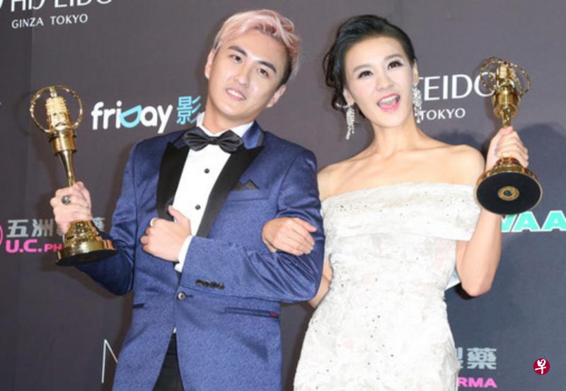 本地艺人黄靖伦(左)与亚里以益智节目《成语赛恩思》首夺“最佳儿童少年主持人奖”。(网络图) 本地艺人黄靖伦(左)与亚里以益智节目《成语赛恩思》首夺“最佳儿童少年主持人奖”。(网络图)