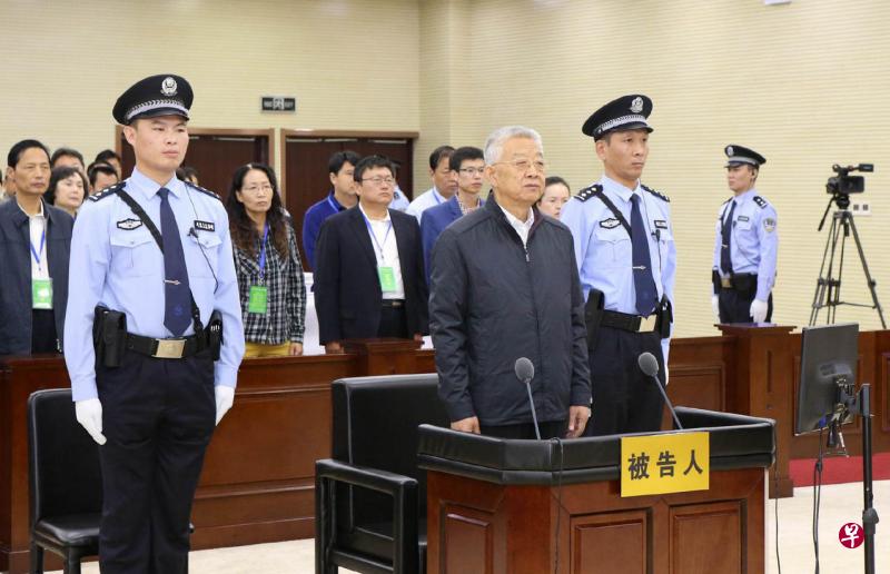 安阳市中级法院在判决书中规定,白恩培在死刑缓期执行二年期满依法减为无期徒刑后,终身监禁,不得减刑、假释。(图:中新社) 安阳市中级法院在判决书中规定,白恩培在死刑缓期执行二年期满依法减为无期徒刑后,终身监禁,不得减刑、假释。(图:中新社)