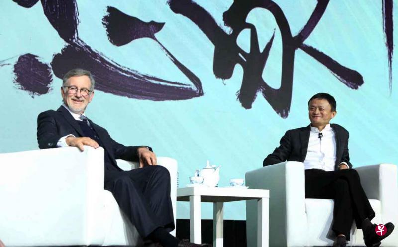 为宣布此次结盟,安培林董事长斯皮尔伯格(左)前天在北京与阿里巴巴集团董事局主席马云(右)对谈。(中通社) 为宣布此次结盟,安培林董事长斯皮尔伯格(左)前天在北京与阿里巴巴集团董事局主席马云(右)对谈。(中通社)