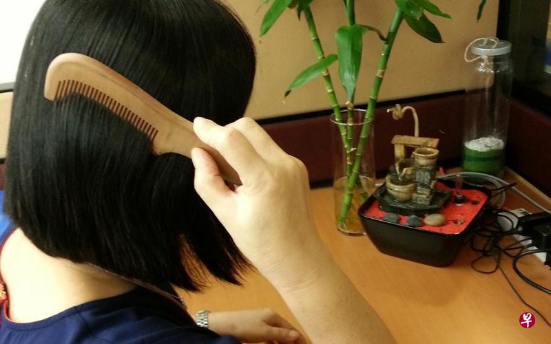 多梳头发，有助改善“少年白”。（档案照）