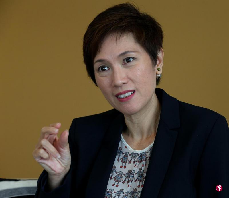 一些国人认为,先有房子才能生孩子,杨莉明对此回应说:“做爱只需要很小的空间”。(海峡时报) 一些国人认为,先有房子才能生孩子,杨莉明对此回应说:“做爱只需要很小的空间”。(海峡时报)