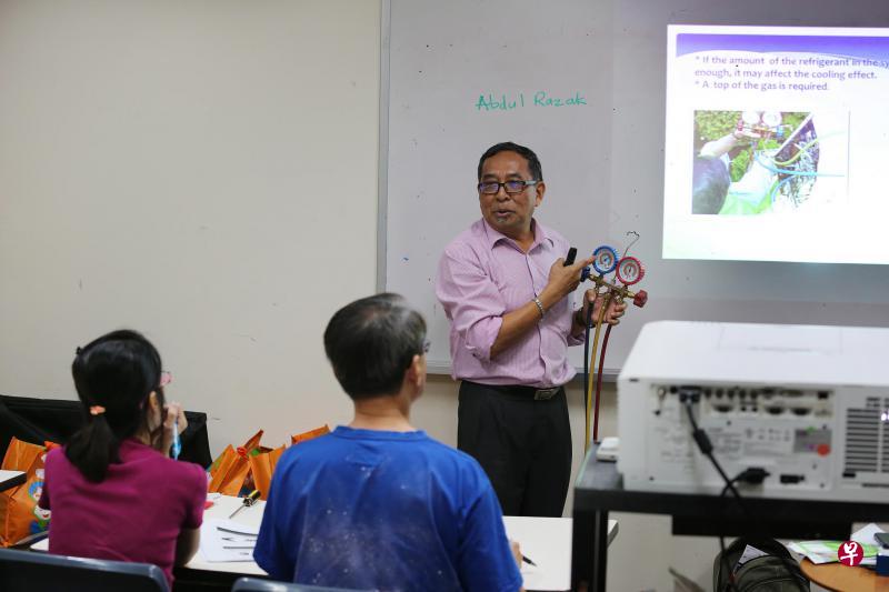人协首次与工艺教育学院合作,在技能创前程框架下推出全新的基本冷气维修课程,教公众基本的冷气维修与保养知识,授课老师是工艺教育西区学院的讲师阿都拉扎克。(龙国雄摄) 人协首次与工艺教育学院合作,在技能创前程框架下推出全新的基本冷气维修课程,教公众基本的冷气维修与保养知识,授课老师是工艺教育西区学院的讲师阿都拉扎克。(龙国雄摄)