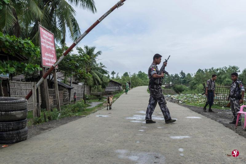 缅甸若开邦孟都镇等靠近孟加拉边境的多个哨所日前遇袭后,军方随即在当地增强把关与巡逻,并追捕嫌犯。(法新社) 缅甸若开邦孟都镇等靠近孟加拉边境的多个哨所日前遇袭后,军方随即在当地增强把关与巡逻,并追捕嫌犯。(法新社)