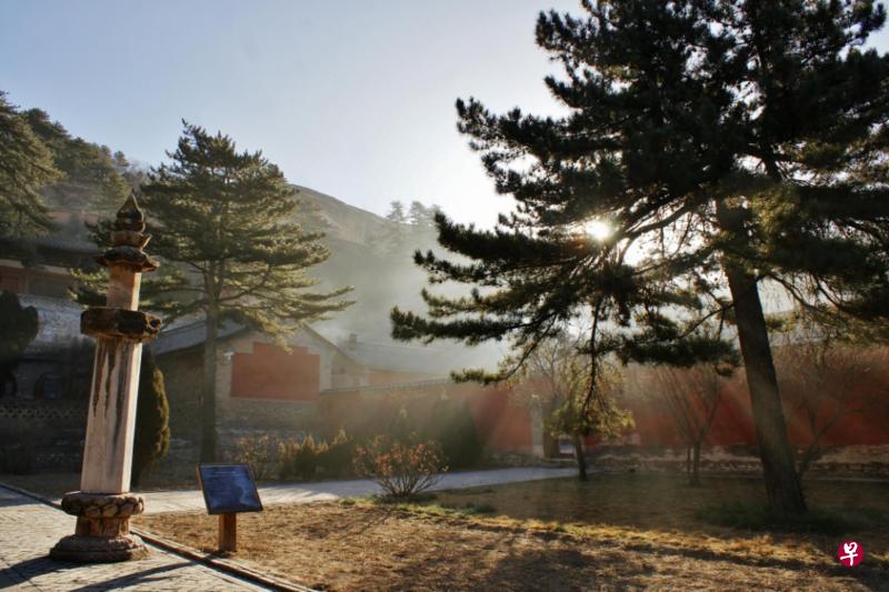 晨曦下的山西五台山佛光寺,透现灵气。 晨曦下的山西五台山佛光寺,透现灵气。