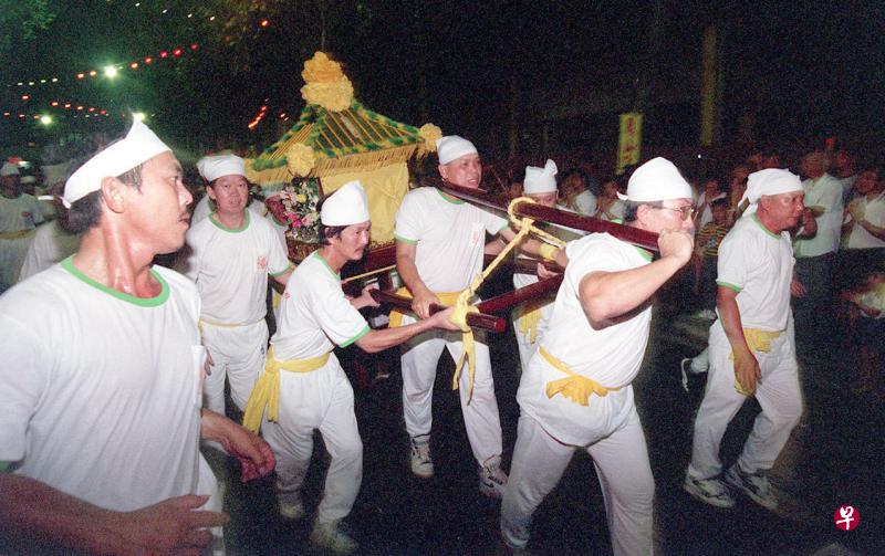 大成巷凤山宫九皇爷庙游神盛况。(档案照) 大成巷凤山宫九皇爷庙游神盛况。(档案照)