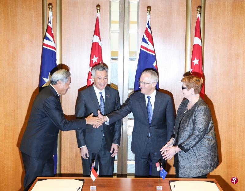 李显龙总理与澳洲总理特恩布尔一同见证在全面战略伙伴关系协定下,新澳两国签署的首批谅解备忘录和相关协定。(陈斌勤摄) 李显龙总理与澳洲总理特恩布尔一同见证在全面战略伙伴关系协定下,新澳两国签署的首批谅解备忘录和相关协定。(陈斌勤摄)