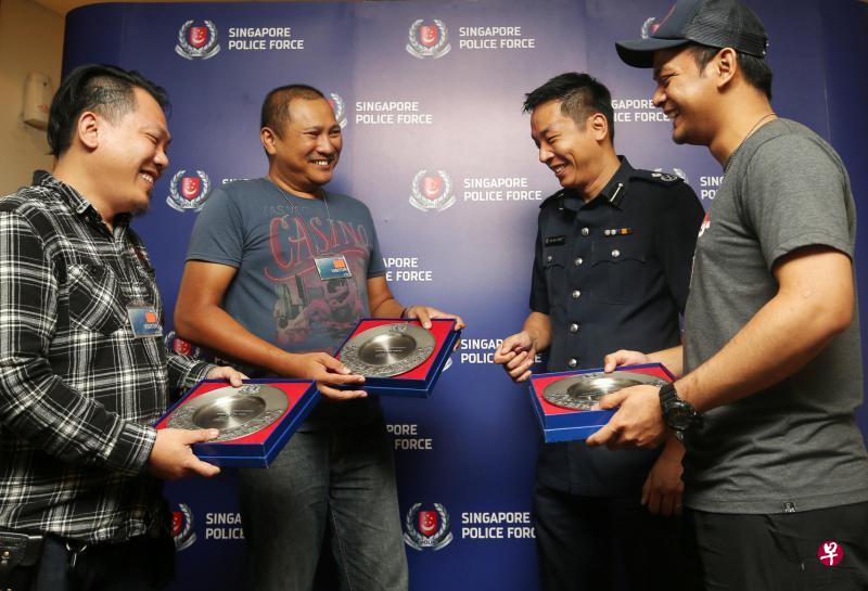 裕廊警署署长许伟强助理警察总监(右二)把公众精神奖颁发给热心助人的张关羽(左一)、诺拉占(左二)和穆罕默德(右一)。(林国明摄) 裕廊警署署长许伟强助理警察总监(右二)把公众精神奖颁发给热心助人的张关羽(左一)、诺拉占(左二)和穆罕默德(右一)。(林国明摄)