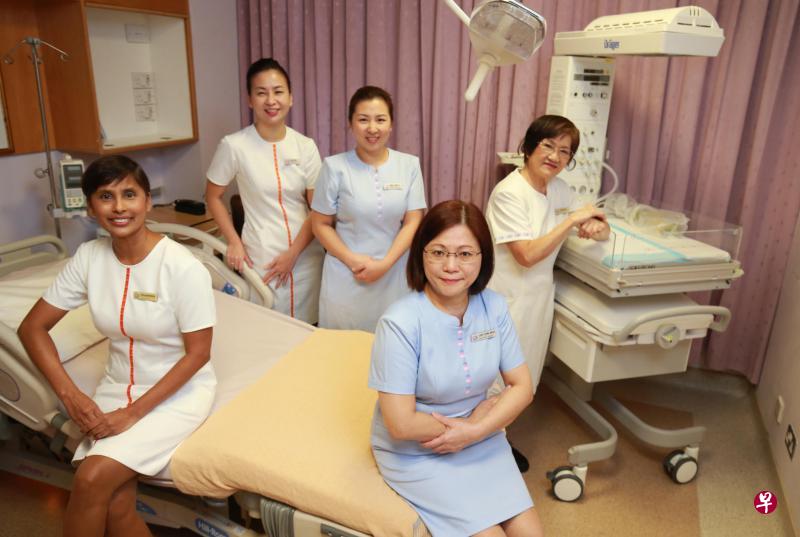 竹脚妇幼医院护理系助理处长蒂拉(左起)、郑霜丽、分娩室资深临床护士长陈俐蒖、资深护士经理笍秀娥,以及资深助产士佘胜兰,她们的职衔虽不同,但都有一个共同点,那就是多年来用爱心和耐心,协助无数家庭迎接新生命的到来。(唐家鸿摄) 竹脚妇幼医院护理系助理处长蒂拉(左起)、郑霜丽、分娩室资深临床护士长陈俐蒖、资深护士经理笍秀娥,以及资深助产士佘胜兰,她们的职衔虽不同,但都有一个共同点,那就是多年来用爱心和耐心,协助无数家庭迎接新生命的到来。(唐家鸿摄)