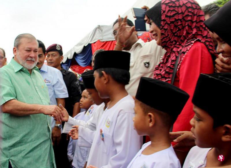 柔佛苏丹依布拉欣(左一)作风亲和,甚受民众欢迎。(柔佛苏丹官网) 柔佛苏丹依布拉欣(左一)作风亲和,甚受民众欢迎。(柔佛苏丹官网)