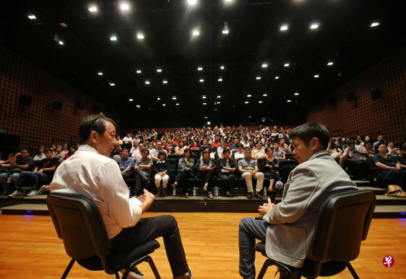 《爸爸的表情》导演彭文淳(左)与华文媒体集团数码总编辑兼《联合早报》副总编辑韩咏梅与观众分享微电影拍摄过程和心得。(谢智扬摄) 《爸爸的表情》导演彭文淳(左)与华文媒体集团数码总编辑兼《联合早报》副总编辑韩咏梅与观众分享微电影拍摄过程和心得。(谢智扬摄)