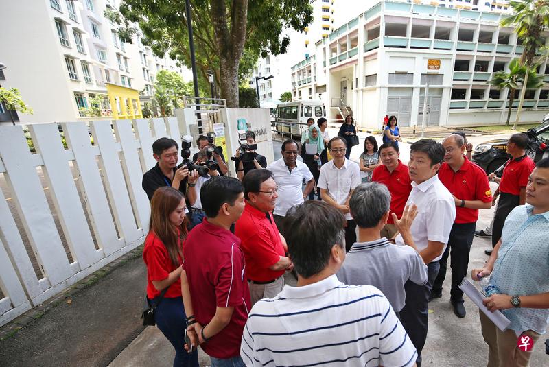 教育部代部长(学校)兼交通部高级政务部长黄志明(右二)到花景轩公寓后门,了解如果让驾车居民使用这个原本只让消防车使用的入口,是否能舒缓交通拥堵问题。(叶振忠摄) 教育部代部长(学校)兼交通部高级政务部长黄志明(右二)到花景轩公寓后门,了解如果让驾车居民使用这个原本只让消防车使用的入口,是否能舒缓交通拥堵问题。(叶振忠摄)