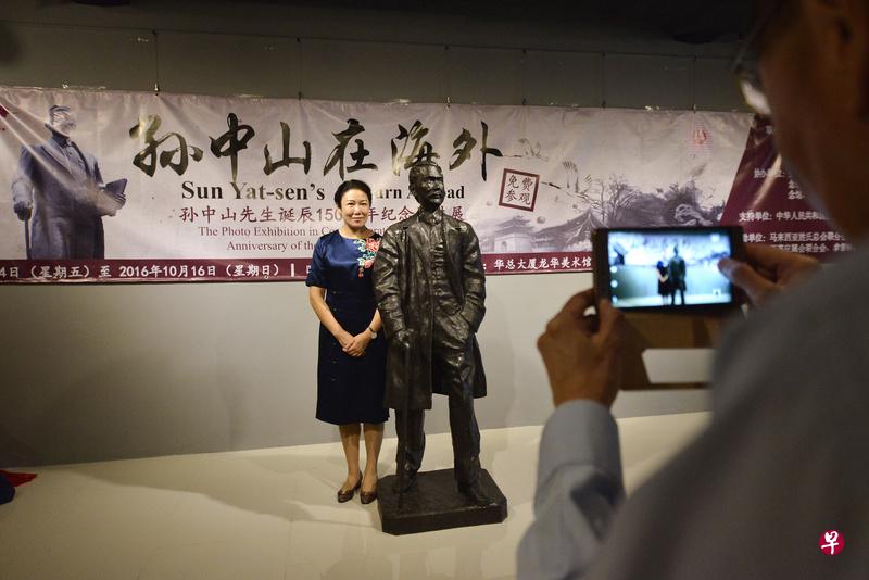 一名参观者在图片展上与孙中山铜像合影留念。(新华社) 一名参观者在图片展上与孙中山铜像合影留念。(新华社)