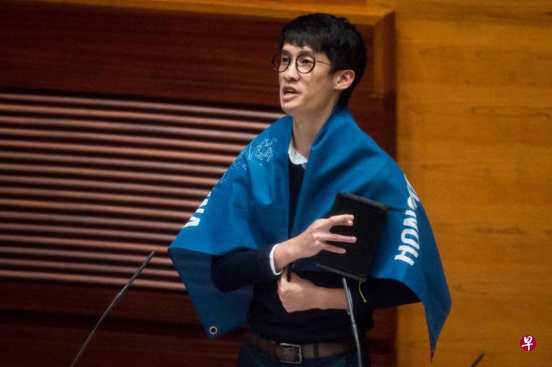 梁颂恒(左)和游蕙祯上周三在立法会宣誓就职时将“中国”念成“支那”,后者更将“共和国”英文发音读成粗口,引发争议。(法新社、路透社) 梁颂恒(左)和游蕙祯上周三在立法会宣誓就职时将“中国”念成“支那”,后者更将“共和国”英文发音读成粗口,引发争议。(法新社、路透社)