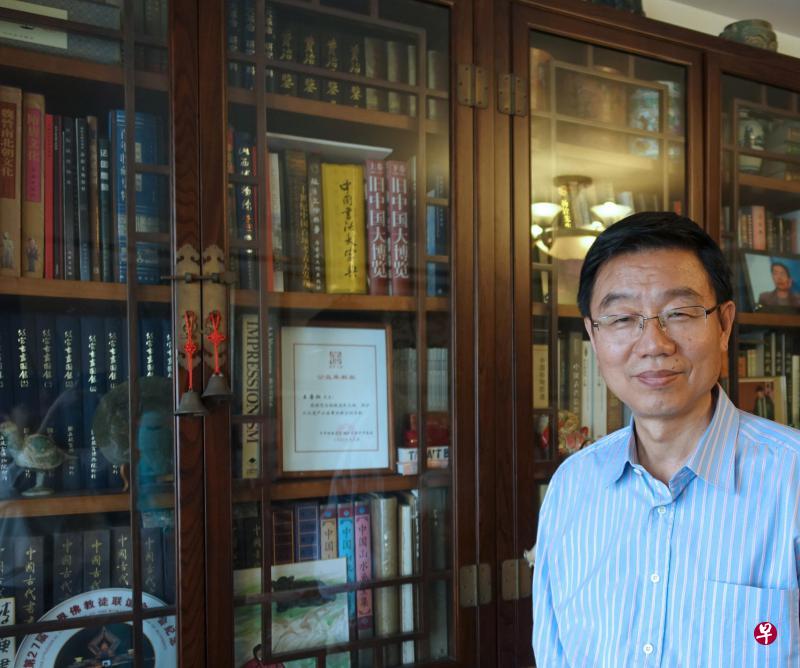 中国著名文化学者王鲁湘:中国的传统文化靠海外华人‘顽强地’保存下来,比中国大陆保护得好。(游润恬摄) 中国著名文化学者王鲁湘:中国的传统文化靠海外华人‘顽强地’保存下来,比中国大陆保护得好。(游润恬摄)