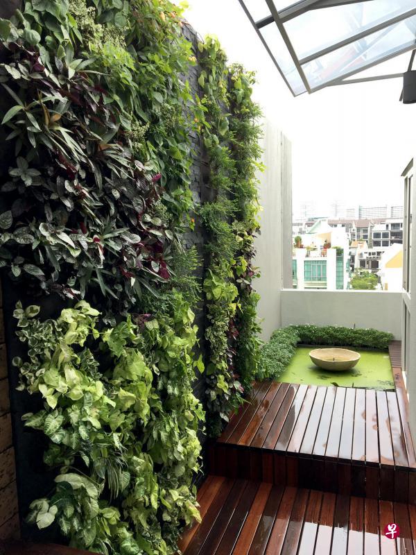 城市绿化公司Greenology为私人共管公寓豪锦花园(The Grandiflora)的单位设计的垂直花园。(Greenology提供) 城市绿化公司Greenology为私人共管公寓豪锦花园(The Grandiflora)的单位设计的垂直花园。(Greenology提供)