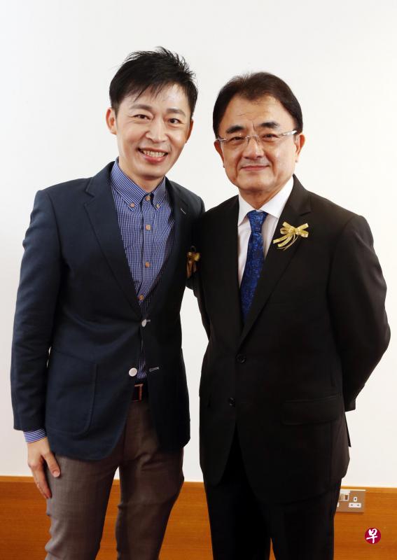 本地知名音乐人梁文福(左)和企业家吴学光双双获颁南洋理工大学“南洋卓越校友奖”。(邝启聪摄) 本地知名音乐人梁文福(左)和企业家吴学光双双获颁南洋理工大学“南洋卓越校友奖”。(邝启聪摄)