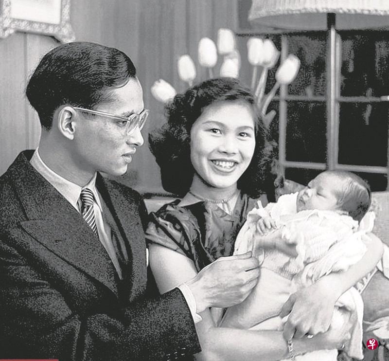 蒲眉蓬与妻子诗丽吉(右)1951年抱着刚出生的长女,难掩喜悦。 蒲眉蓬与妻子诗丽吉(右)1951年抱着刚出生的长女,难掩喜悦。