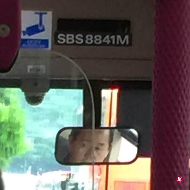 这起好人好事分别发生在10月7日下午1时30分和3时05分,地点都在155号的新捷运巴士上。(读者提供) 这起好人好事分别发生在10月7日下午1时30分和3时05分,地点都在155号的新捷运巴士上。(读者提供)