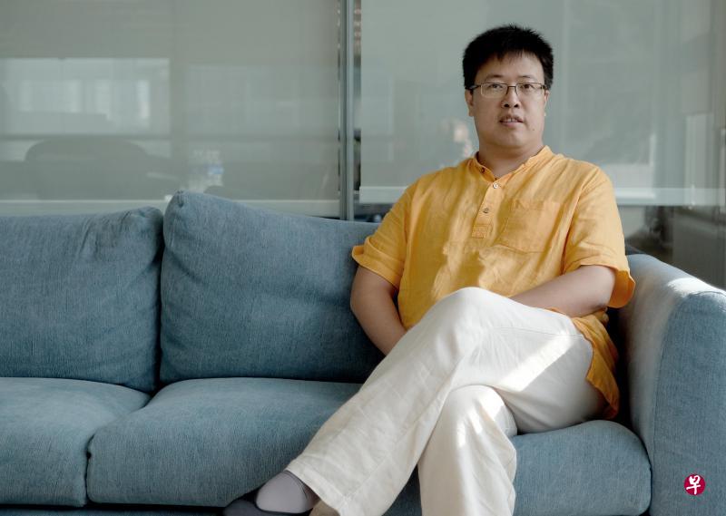 镜头前显得腼腆的陈大年,寥寥数语就显山露水,是个思路敏捷,想法别有洞见之人。(曾坤顺摄影) 镜头前显得腼腆的陈大年,寥寥数语就显山露水,是个思路敏捷,想法别有洞见之人。(曾坤顺摄影)