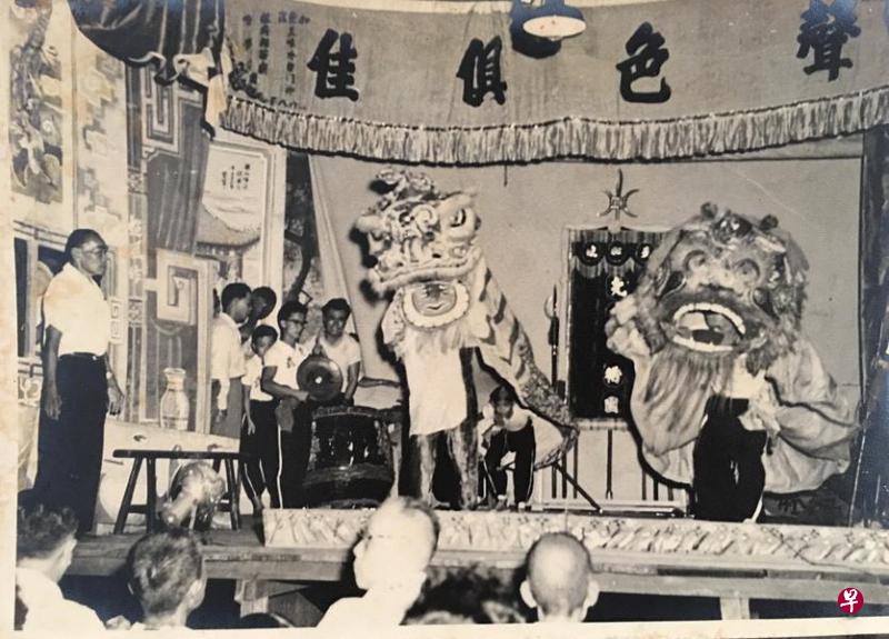 光武国术团昔日的舞狮表演。左边是南狮,右边是从“海南虎”演变而来,属于本地独有的“海南狮”。(光武国术团提供) 光武国术团昔日的舞狮表演。左边是南狮,右边是从“海南虎”演变而来,属于本地独有的“海南狮”。(光武国术团提供)