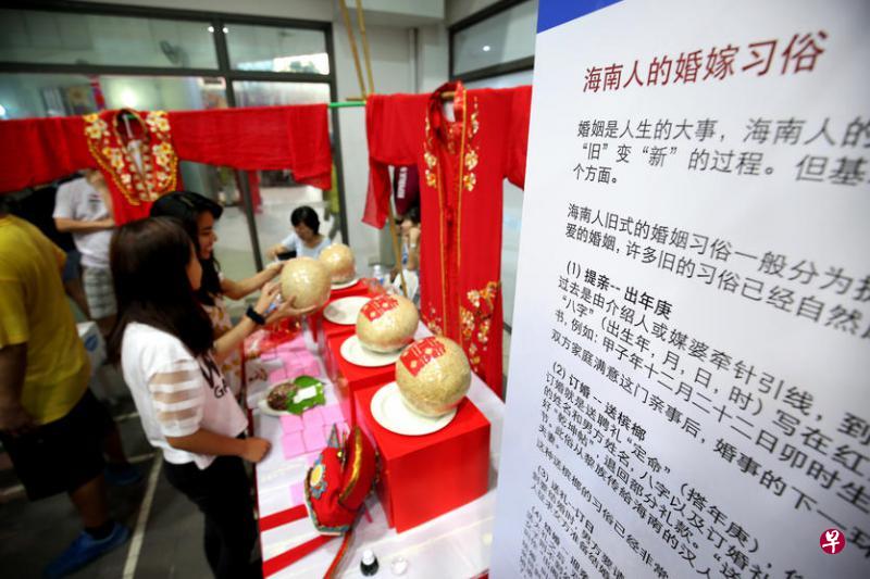 上星期六在勿洛民众俱乐部举办的“新加坡文化与遗产之旅——海南篇”除了备有海南美食供品尝外,也展出海南传统婚假礼俗和物品让人欣赏。(龙国雄摄) 上星期六在勿洛民众俱乐部举办的“新加坡文化与遗产之旅——海南篇”除了备有海南美食供品尝外,也展出海南传统婚假礼俗和物品让人欣赏。(龙国雄摄)