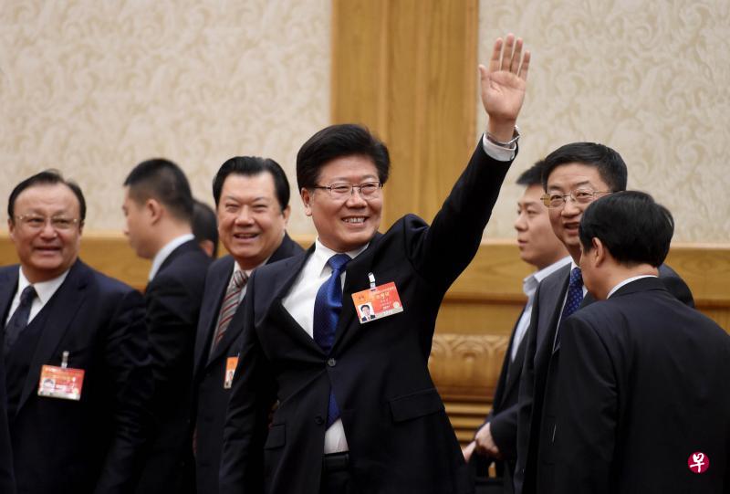 官媒证实,中共政治局委员张春贤出任中央党的建设工作领导小组副组长,兼任中央新疆工作协调小组副组长,他近期以这两个身份到陕西调研。图为张春贤去年在北京出席“两会”时向媒体记者挥手致意。(中通社) 官媒证实,中共政治局委员张春贤出任中央党的建设工作领导小组副组长,兼任中央新疆工作协调小组副组长,他近期以这两个身份到陕西调研。图为张春贤去年在北京出席“两会”时向媒体记者挥手致意。(中通社)