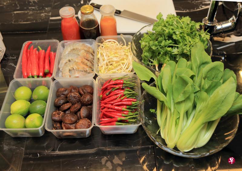 食材买回来后要洗好、切好，用保鲜袋或保鲜盒分门别类，分成一份份装好。