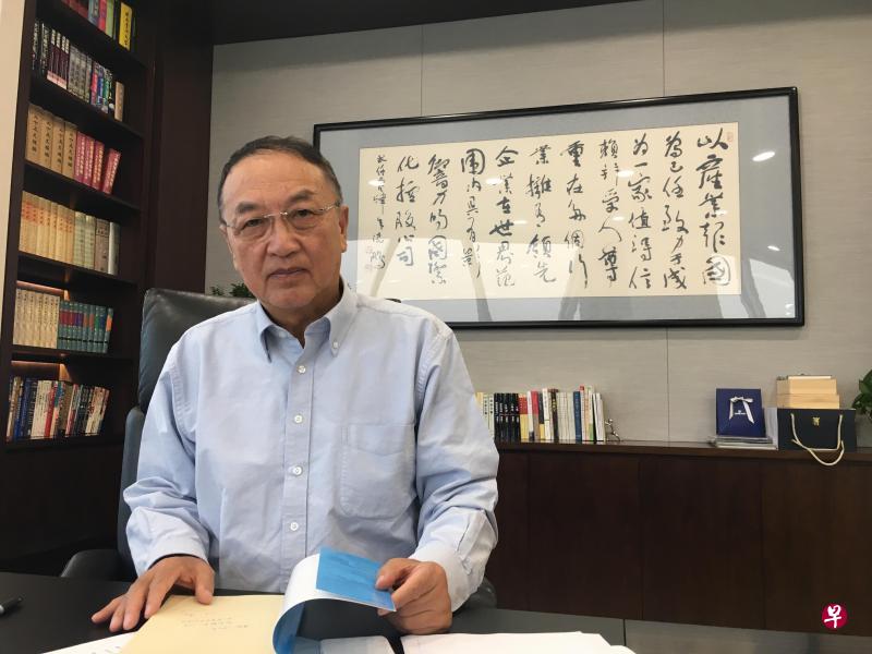 “蒙着打”起步的联想集团创始人柳传志,历经30多年风雨而不衰。他在分享创业心得时说,企业没有足够大的能力时,就要适应环境,要在坚忍中变强变大。(林子恒摄) “蒙着打”起步的联想集团创始人柳传志,历经30多年风雨而不衰。他在分享创业心得时说,企业没有足够大的能力时,就要适应环境,要在坚忍中变强变大。(林子恒摄)