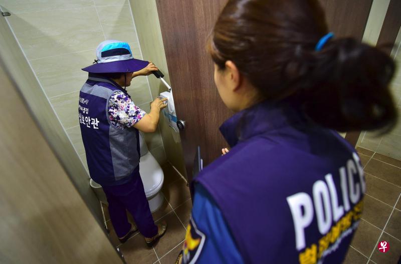 在首尔一座博物馆的女厕内,“地铁反偷拍分队”成员使用探测器,仔细搜查厕纸架、马桶座、门把、天花板通风口等处是否隐藏了偷拍摄影机。(法新社) 在首尔一座博物馆的女厕内,“地铁反偷拍分队”成员使用探测器,仔细搜查厕纸架、马桶座、门把、天花板通风口等处是否隐藏了偷拍摄影机。(法新社)